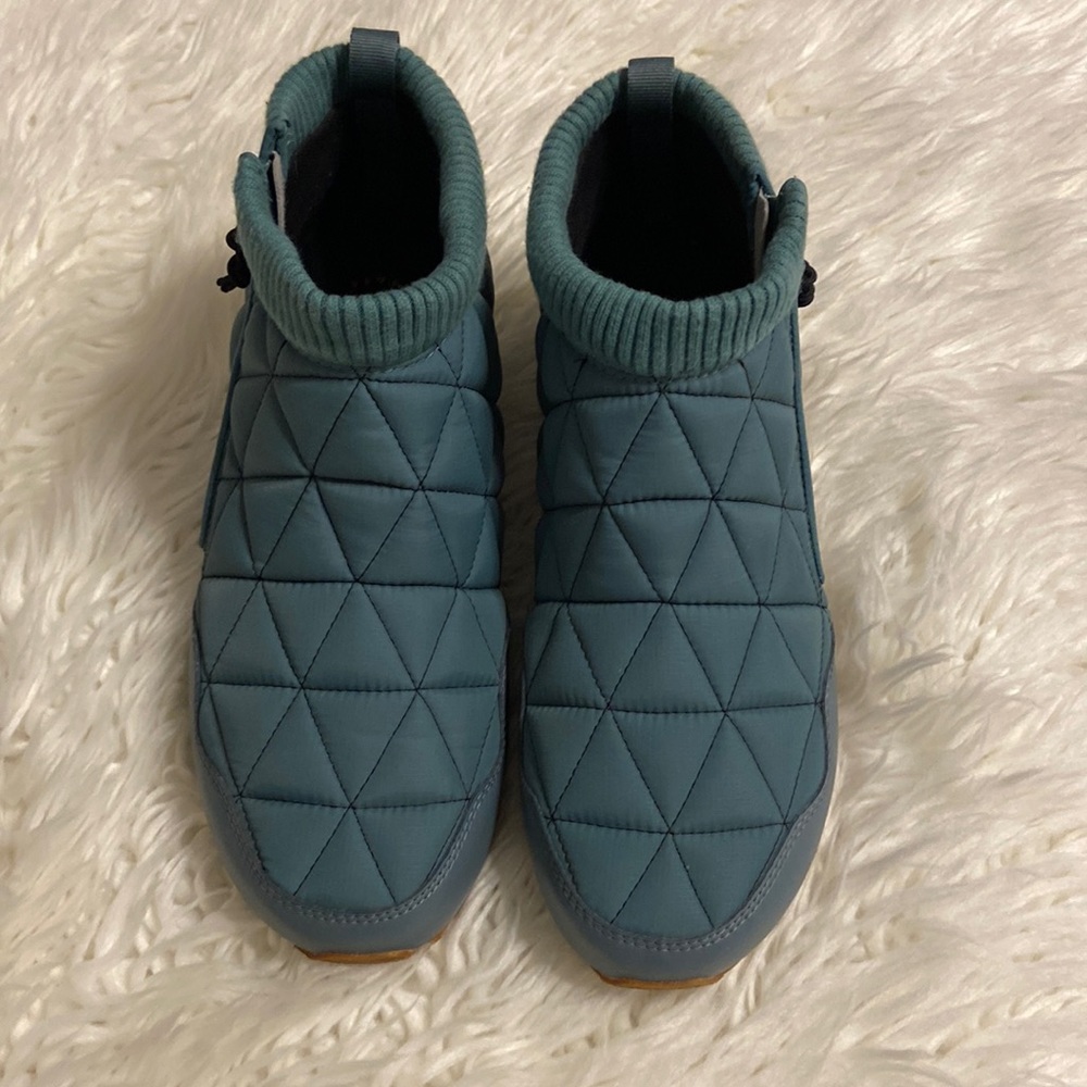 Teva Boots size 10 (43) color teal excellent condition.
